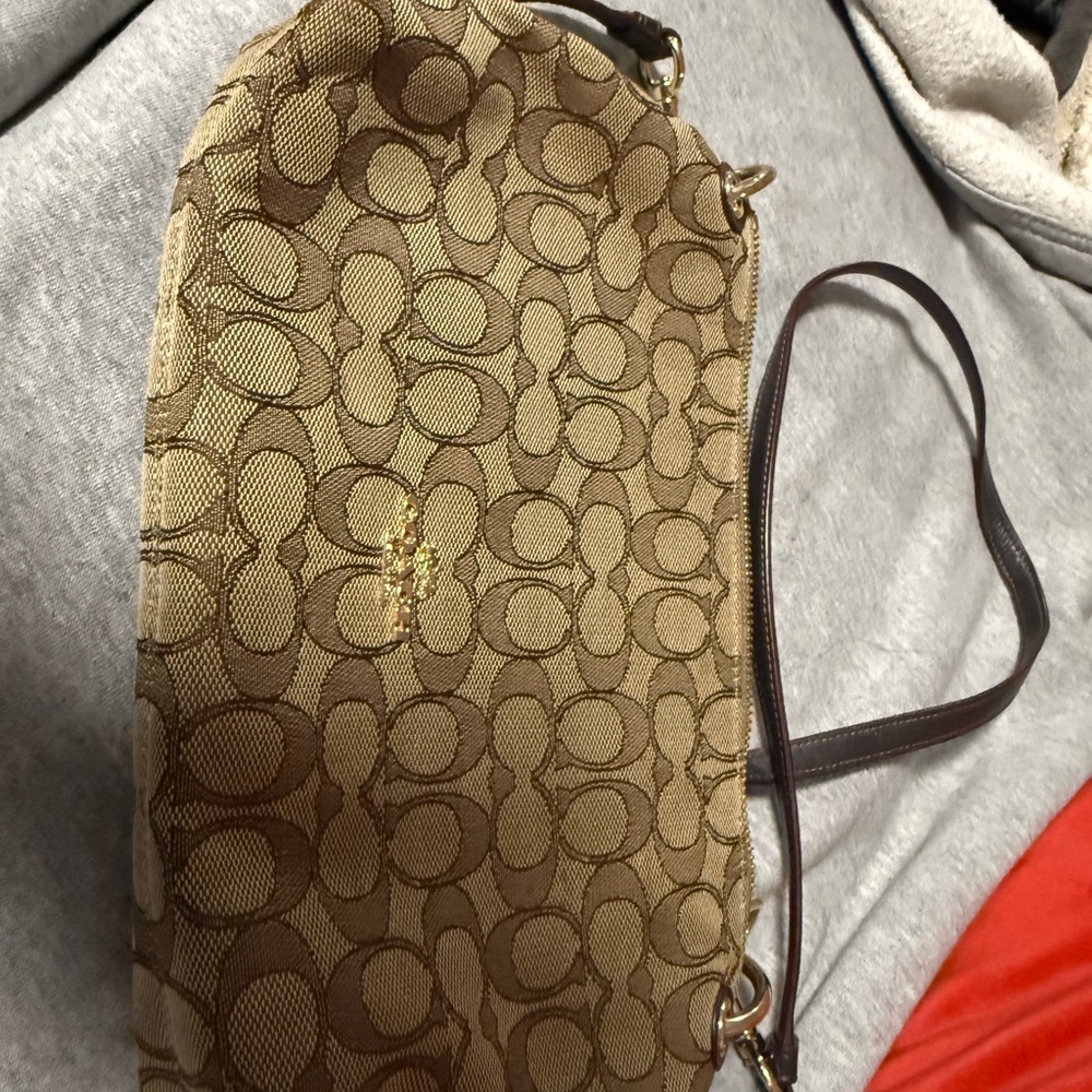 Coach Tan and Brown Signature purse 👜